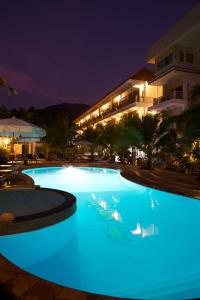 een groot zwembad met blauwe verlichting voor een gebouw bij Simple Life Resort Koh Tao in Ko Tao