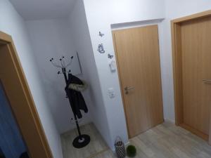 un pasillo con una puerta y un perchero al lado en Apartmenthaus Geniusbank OL, en Wilhelmshaven