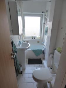 y baño con bañera, lavabo y aseo. en Apartmenthaus Geniusbank OL, en Wilhelmshaven