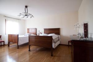 1 dormitorio con 2 camas y ventilador de techo en Agriturismo Gazza Ladra, en Noventa di Piave