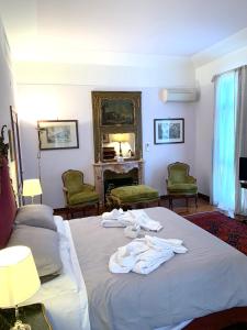 um quarto de hotel com uma cama com toalhas em Villa Albina em Roma