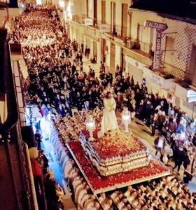kobieta stojąca na szczycie dużego tortu przed tłumem w obiekcie Gran Apartamento Centro Histórico w Maladze