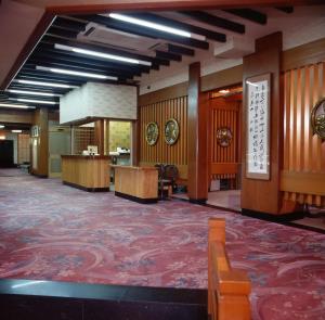 明石的住宿－希托馬魯卡丹酒店，大型客房,设有木镶板,大堂设有书桌。