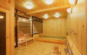 明石的住宿－希托馬魯卡丹酒店，一间带浴缸及长凳的浴室