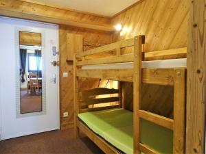 a bedroom with two bunk beds in a cabin at Residence le Cime de Caron by PiaundDirk in Val Thorens