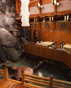 明石市にある人丸花壇の大きな水プール付きの建物内の客室