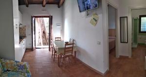 eine Küche und ein Esszimmer mit einem Tisch und Stühlen in der Unterkunft Le Case di Arconte in Marina di Camerota