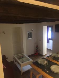 una sala da pranzo con tavolo e un tavolo in vetro per la vendita di asterisco. di Apartamentos El Greco a Toledo