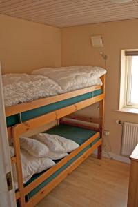 Katil dua tingkat atau katil-katil dua tingkat dalam bilik di Sorø Camping & Cottages