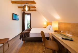 a bedroom with a bed and a desk with a computer at Honti Panzi&oacute; in Visegr&aacute;d