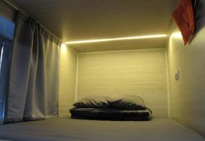 
Кровать или кровати в номере THE KUBZ Capsule Hotel

