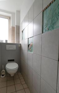 La salle de bains est pourvue de toilettes et d'une fenêtre. dans l'établissement Hostel Aachen, à Aix-la-Chapelle