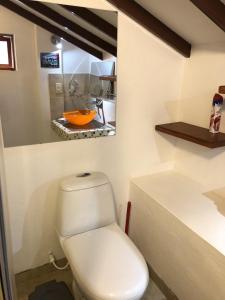 Łazienka z białą toaletą i umywalką w obiekcie Villa Pepita Real w mieście Villa de Leyva