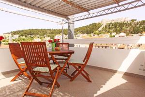 un tavolo e sedie su un balcone con vista di Vila Maria Old Town Hvar a Hvar