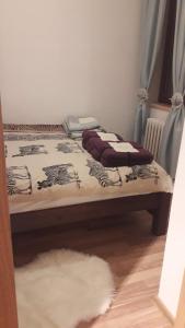 łóżko w pokoju z dywanem na podłodze w obiekcie Jahorina H4 w mieście Jahorina