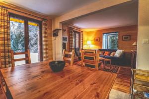 ein Wohnzimmer mit einem Holztisch und Stühlen in der Unterkunft Beautiful apartment in the Mayens de Sion, 500m from the Ours piste - 4 Vallées in Agettes