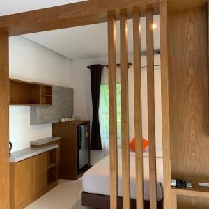 Vipa Tropical Resort في شاطيء آونانغ: غرفة نوم بسرير الافياش الخشبية