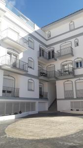 een wit gebouw met balkons aan de zijkant bij Appartement Laduna , Résidence Ventura in Tarifa