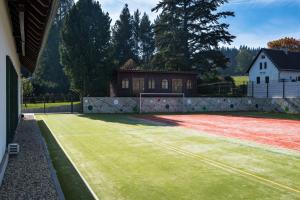 Tenis a/nebo squash v ubytování Wellness Hotel Holzberg nebo okolí