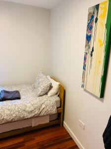 ロンドンにあるTapestry Apartmentのベッドルーム1室(ベッド1台付)が備わります。壁には絵画が飾られています。