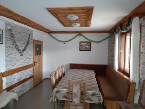 een eetkamer met een tafel en een plafond bij Къща Поколения in Tryavna
