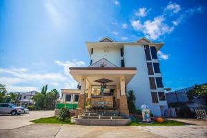 un edificio con una torre encima en Ayara Grand Palace Hotel en Phitsanulok