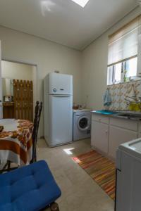 una cucina con tavolo e frigorifero bianco di Cozy & Quiet Central Apartment a Kalamáta
