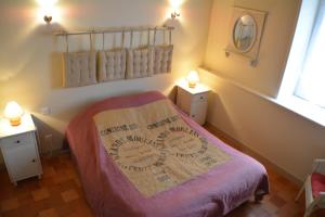 Un pat sau paturi într-o cameră la LE RELAIS DE CISAI Gite2