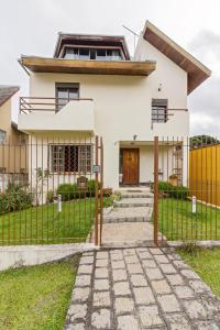una casa con una puerta delante de ella en Hospedagem Three Little Birds en Curitiba