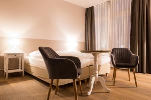 En eller flere senger på et rom på Hotel Emmental