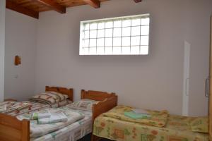 
Un pat sau paturi într-o cameră la Pensiunea Muntean
