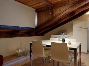 Kuchyň nebo kuchyňský kout v ubytování Apartment Sofia with Roof Terrace and Sea View in Gedici
