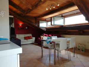 Posezení v ubytování Apartment Sofia with Roof Terrace and Sea View in Gedici