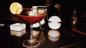 un drink in un bicchiere di Martini seduto su un tavolo di Hotel Tirreno a Sapri