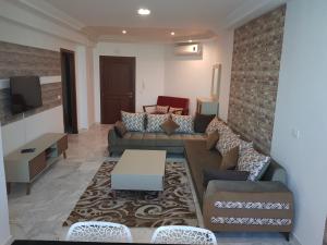 - un salon avec un canapé et une table dans l'établissement Luxury Apartment at Berges Lac2, à Tunis