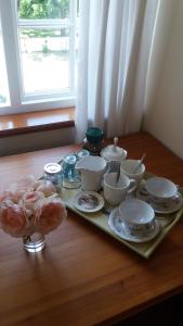 - une table avec un plateau de vaisselle dans l'établissement 3 on Roux, à Franschhoek