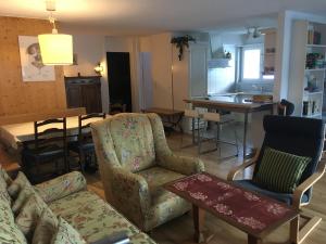 ein Wohnzimmer mit einem Sofa und einem Tisch in der Unterkunft Casa Pramalinis - Manstein in Davos