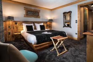 Кровать или кровати в номере Hôtel Les Suites du Montana by Les Etincelles +23 фотографии
