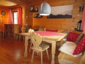 ein hölzernes Esszimmer mit einem Tisch und Stühlen in der Unterkunft Chalet Kornock in Turracher Hohe