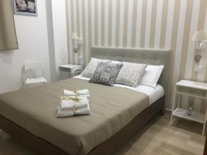 een slaapkamer met een bed met twee handdoeken erop bij Donna Laudonia in Altamura