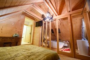 Posteľ alebo postele v izbe v ubytovaní Łabowska Chata - Basen, Sauna, Grota solna