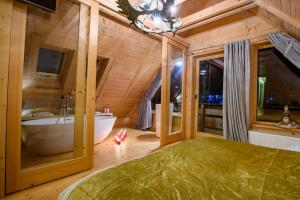Posteľ alebo postele v izbe v ubytovaní Łabowska Chata - Basen, Sauna, Grota solna