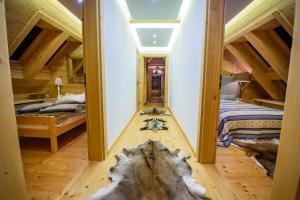 Posteľ alebo postele v izbe v ubytovaní Łabowska Chata - Basen, Sauna, Grota solna