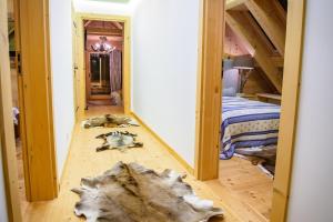 Posteľ alebo postele v izbe v ubytovaní Łabowska Chata - Basen, Sauna, Grota solna