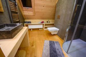Kúpeľňa v ubytovaní Łabowska Chata - Basen, Sauna, Grota solna