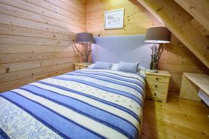 Posteľ alebo postele v izbe v ubytovaní Łabowska Chata - Basen, Sauna, Grota solna