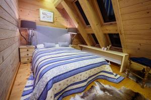 Posteľ alebo postele v izbe v ubytovaní Łabowska Chata - Basen, Sauna, Grota solna