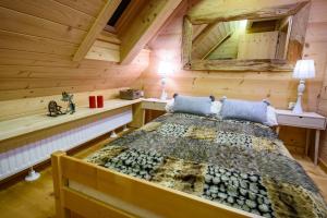 Posteľ alebo postele v izbe v ubytovaní Łabowska Chata - Basen, Sauna, Grota solna