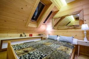 Posteľ alebo postele v izbe v ubytovaní Łabowska Chata - Basen, Sauna, Grota solna