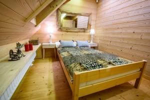 Posteľ alebo postele v izbe v ubytovaní Łabowska Chata - Basen, Sauna, Grota solna